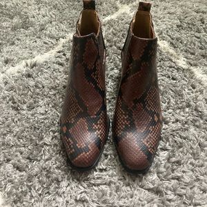 Brown/black boots